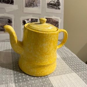 ✨Host Pick!✨ Tiffany teapot in yellow, rare vintage find